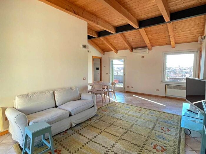 Appartamento trilocale in affitto in Veronetta, Verona