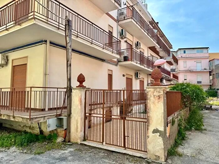 Appartamento quadrilocale in vendita in Via Rosate, Oliveri