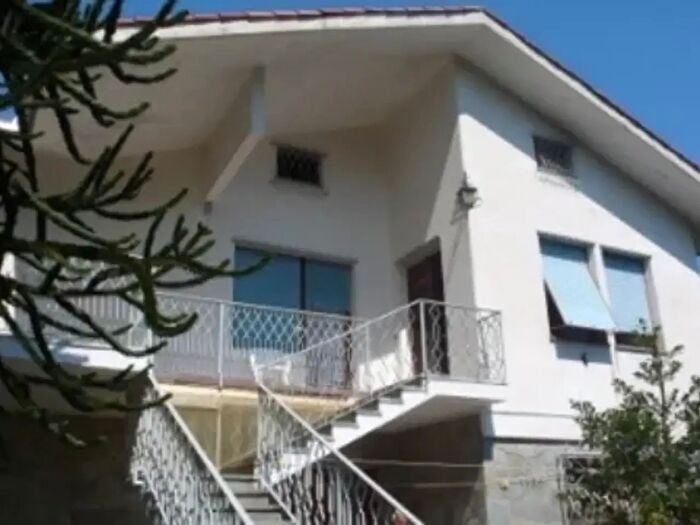 Casa con 10 locali in vendita in Sassello