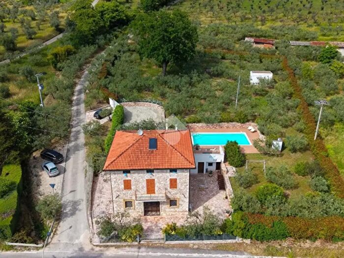 Casa con 8 locali in vendita in Via Assisana, Assisi