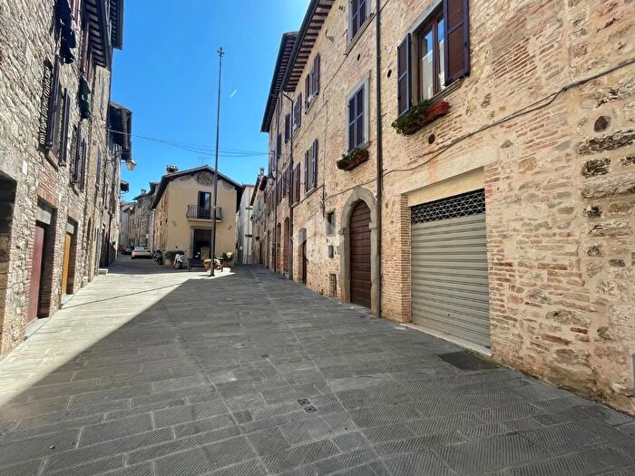 Appartamento trilocale in vendita in Largo Domeniconi, Gubbio