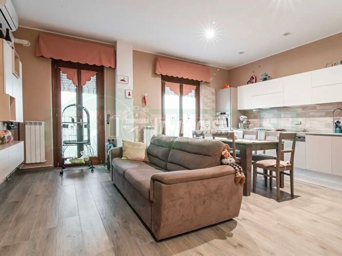 Appartamento quadrilocale in vendita in Via Fratelli Cairoli, Lainate