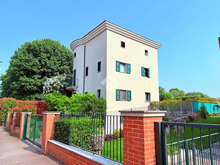 Casa con 5 locali in vendita in Via Madonnina, Bollate