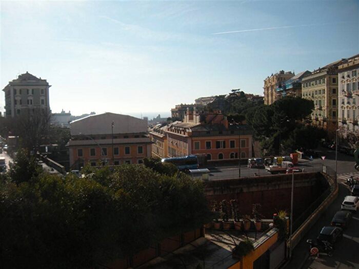 Appartamento trilocale in affitto in Passo Caporale Pietro Barsanti, Castelletto, Genova