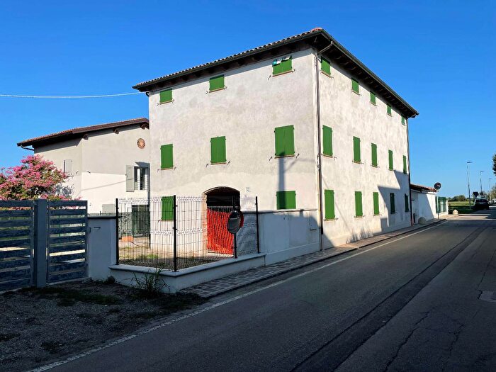 Casa con 10 locali in vendita in Baggiovara, Modena