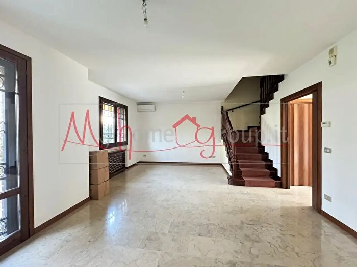 Casa con 6 locali in vendita in Via Gemona, Padova