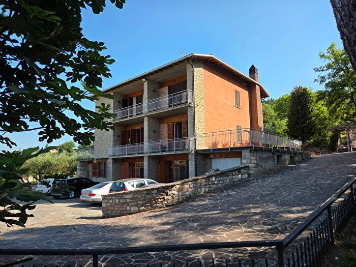 Casa con 6 locali in vendita in Via Vajano, Assisi