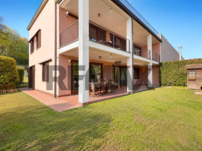 Casa con 6 locali in vendita in Via Giovanni Pascoli, Dormelletto