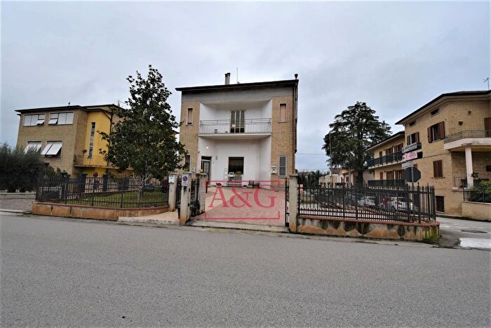 Casa con 11 locali in vendita in Strada Falerienze a Valle, Falerone