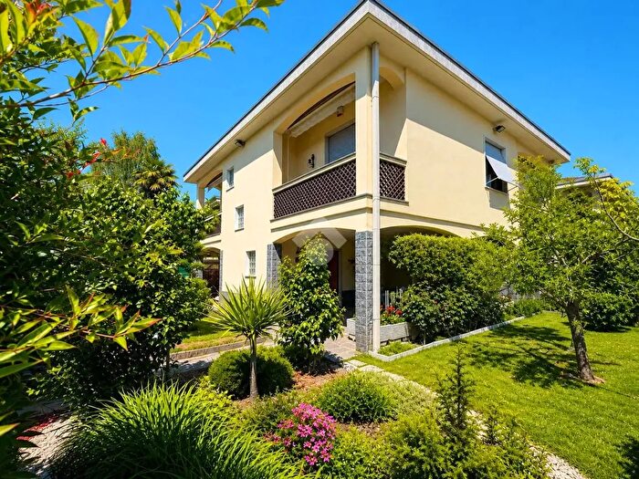Casa quadrilocale in vendita in Via XXV Aprile, Caronno Pertusella