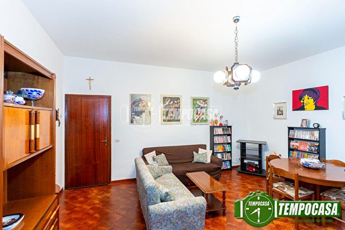 Appartamento trilocale in vendita in Via Ugo Foscolo, Palazzo Pignano