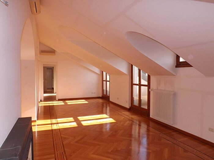 Casa con 6 locali in affitto in Via Lorenzo Mascheroni, Pagano, Milano