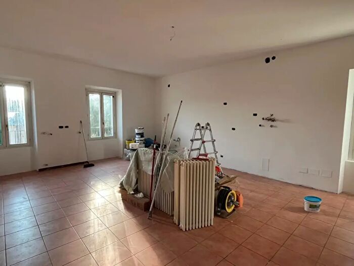 Appartamento trilocale in vendita in Via Foscolo, Mozzate