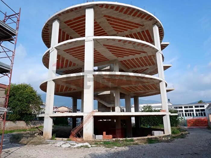 Appartamento con 16 locali in vendita in Via IV Novembre, Calvi Risorta