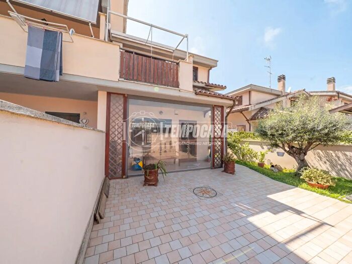 Casa quadrilocale in vendita in Via Londra, Ladispoli