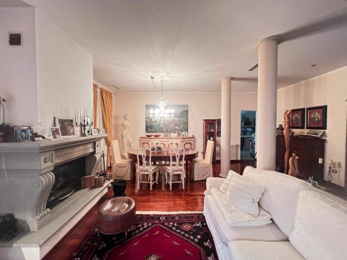 Casa con 6 locali in vendita in Pontedera