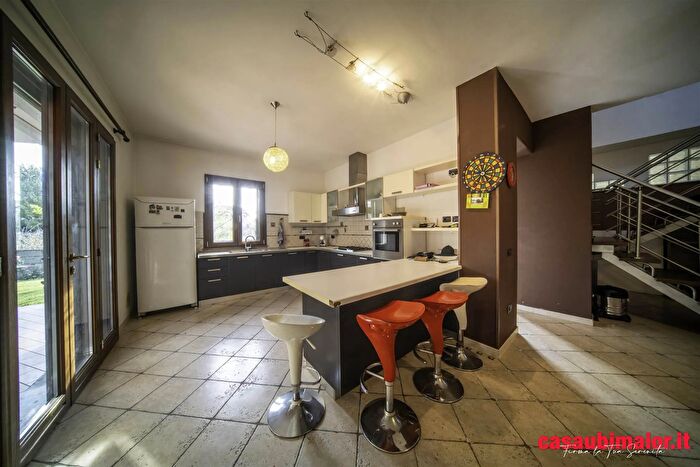 Casa con 6 locali in vendita in Cascina