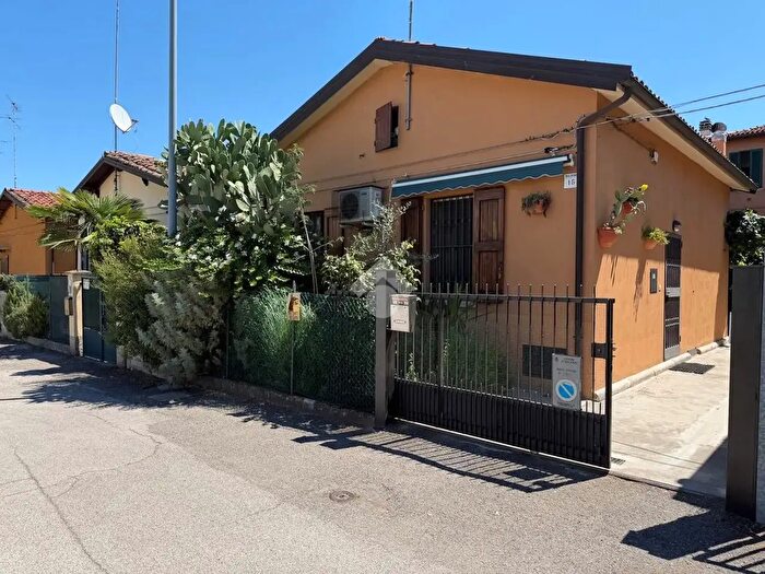 Appartamento trilocale in vendita in Appartamento Via Piana, Bologna