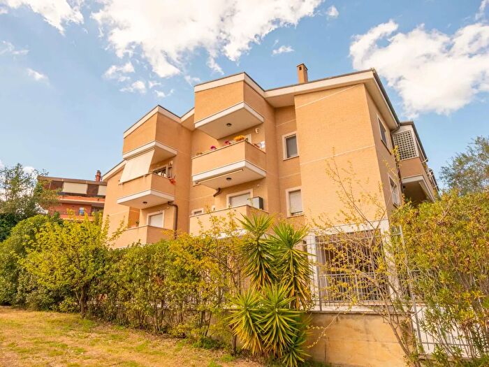 Appartamento trilocale in vendita in Via del Casale Avenali, Roma