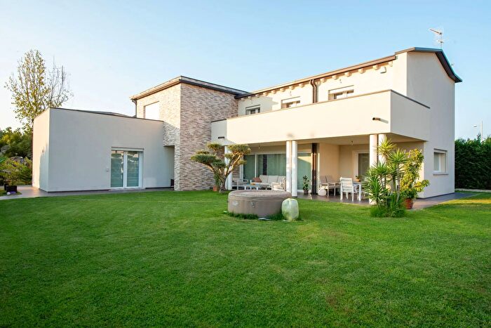 Casa con 8 locali in vendita in Via Arno, Jesolo