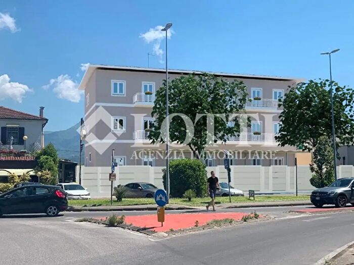 Appartamento trilocale in vendita in Camaiore