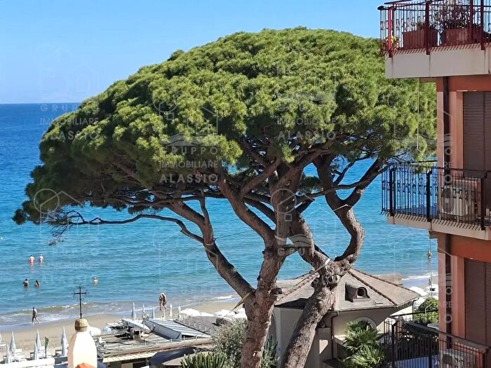 Appartamento trilocale in vendita in Via Giuseppe Garibaldi, Alassio