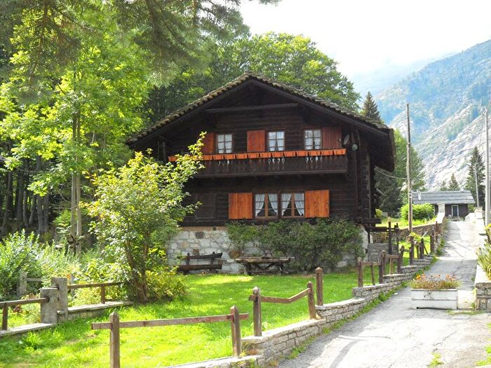 Appartamento con 5 locali in affitto in Via Don Sisto Bighiani, Staffa, Macugnaga