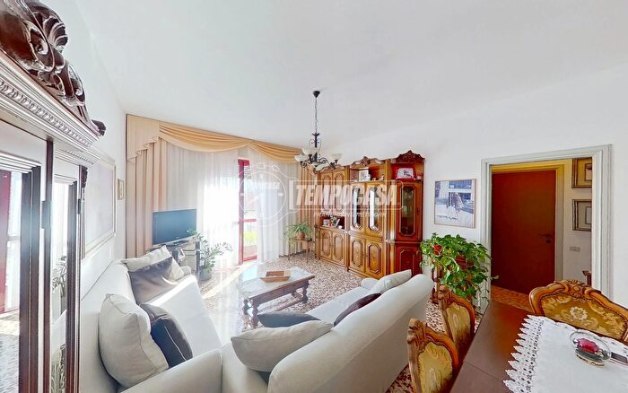 Appartamento trilocale in vendita in Via Artisti del Legno, Meda