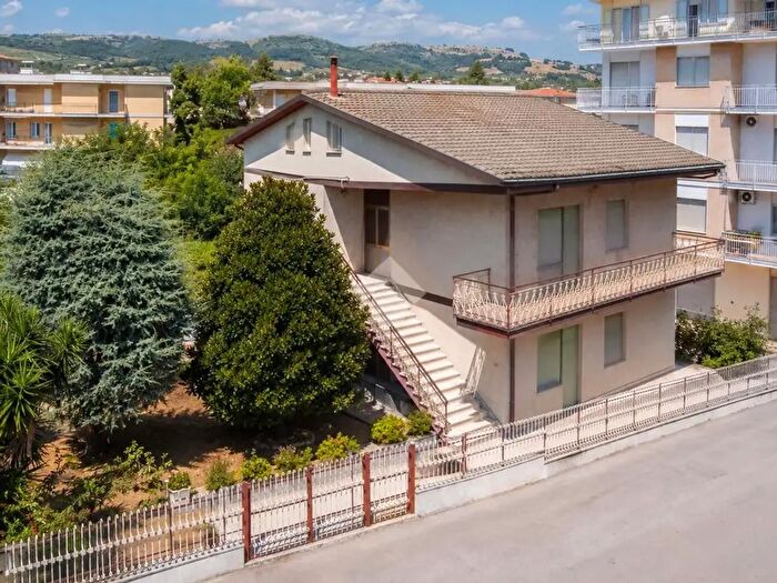 Casa con 8 locali in vendita in Via Pescara, Martinsicuro