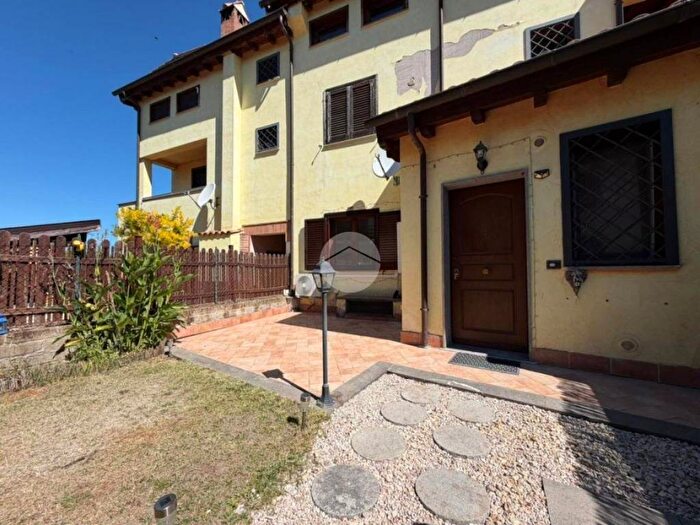 Appartamento trilocale in affitto in Vicolo borgo antico, Canneto, Fara in Sabina