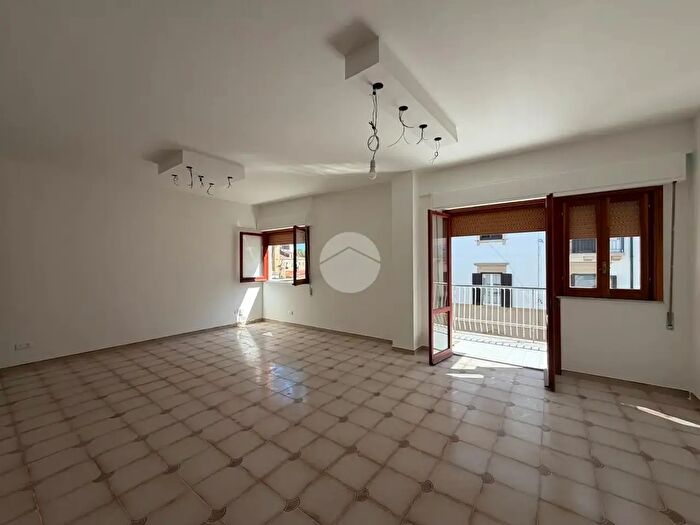 Appartamento con 5 locali in affitto in Corso a Amedeo, Palermo