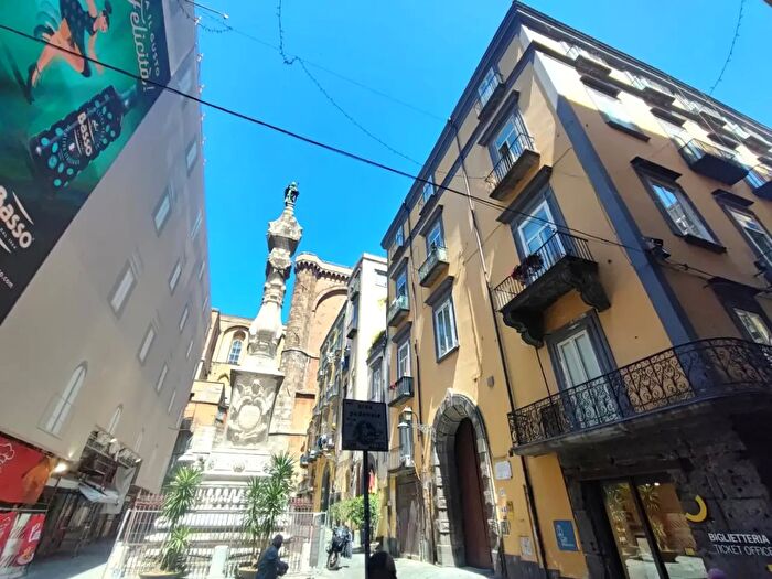 Appartamento con 5 locali in vendita in Piazza Cardinale Sisto Riario Sforza, Napoli