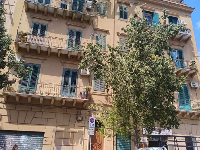 Appartamento trilocale in vendita in Via Re Federico, Palermo