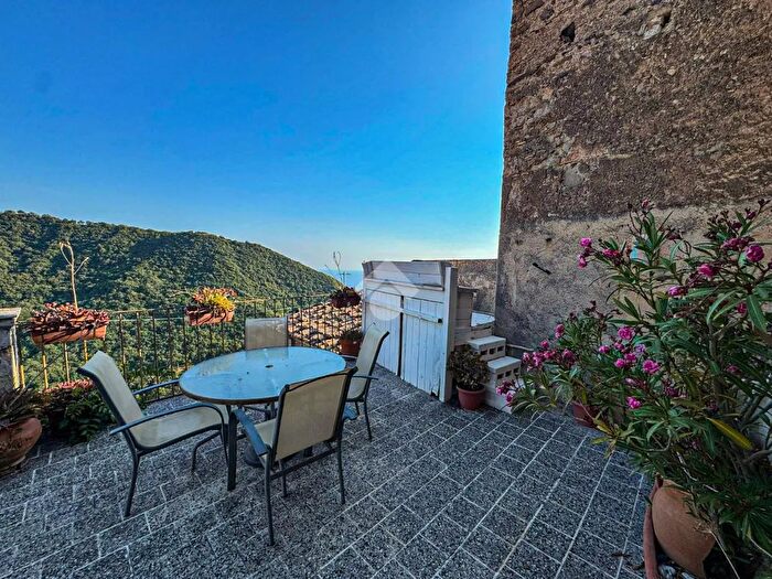 Casa quadrilocale in vendita in Vico Terzo di Via Indipendenza, Belmonte Calabro