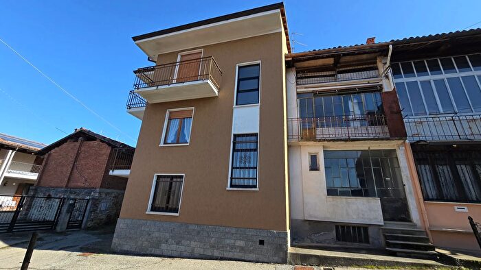 Casa con 8 locali in vendita in Via Trucco Curanuova Mongrando Biella Piemonte Italia, Mongrando