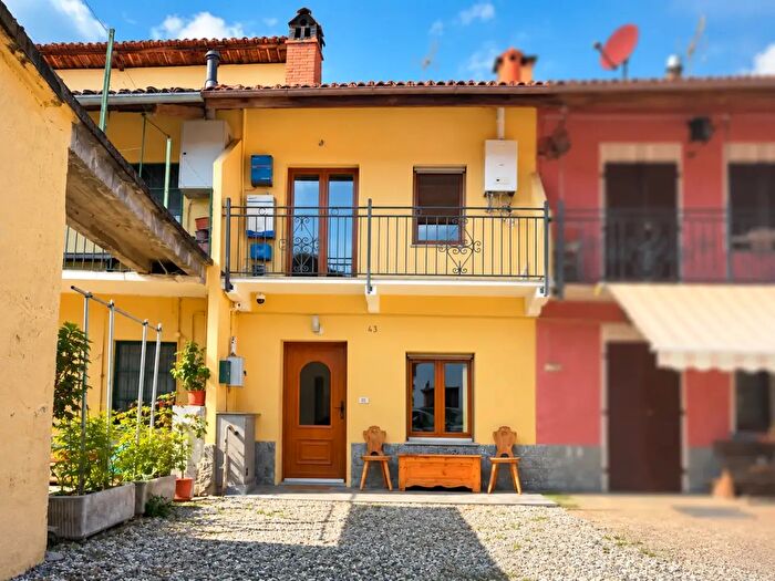 Casa trilocale in vendita in Via Giuseppe Astrua, Val Della Torre