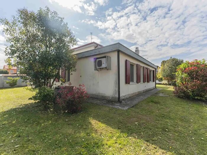 Casa trilocale in vendita in Via Ruggero Rubini, Galliera