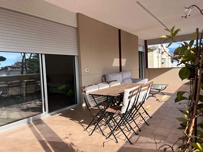 Appartamento con 6 locali in affitto in Viareggio