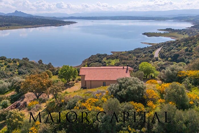 Casa con 7 locali in vendita in Strada Provinciale Tula Snc, Tula