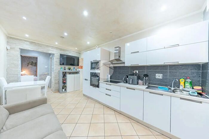 Appartamento trilocale in vendita in Via di Lunghezza, Roma