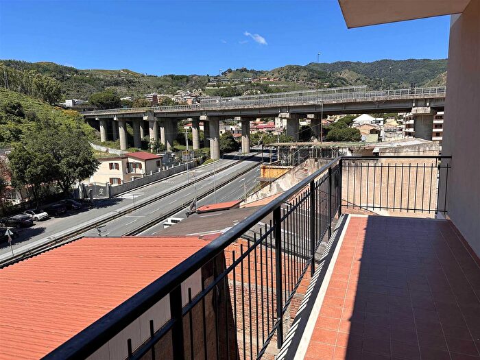 Appartamento quadrilocale in vendita in Via Polveriera Messina, Messina