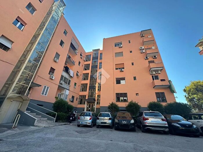 Appartamento trilocale in vendita in Via Giulio Cesare, Napoli