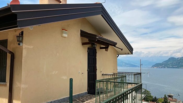 Casa quadrilocale in vendita in Via Papa Giovanni XXIII, Oliveto Lario