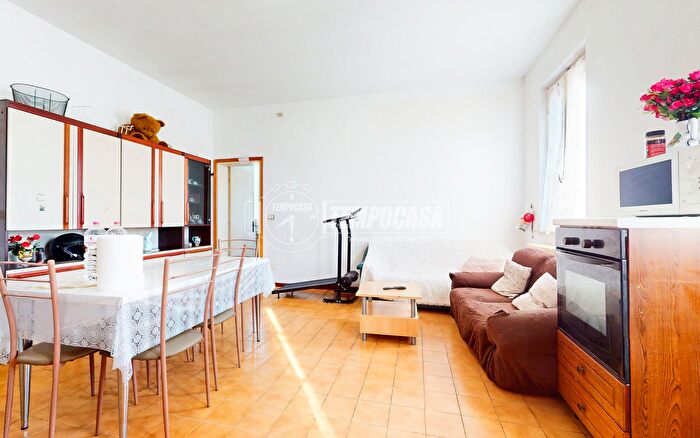 Appartamento trilocale in vendita in Piazza SantIsidoro, Mantova