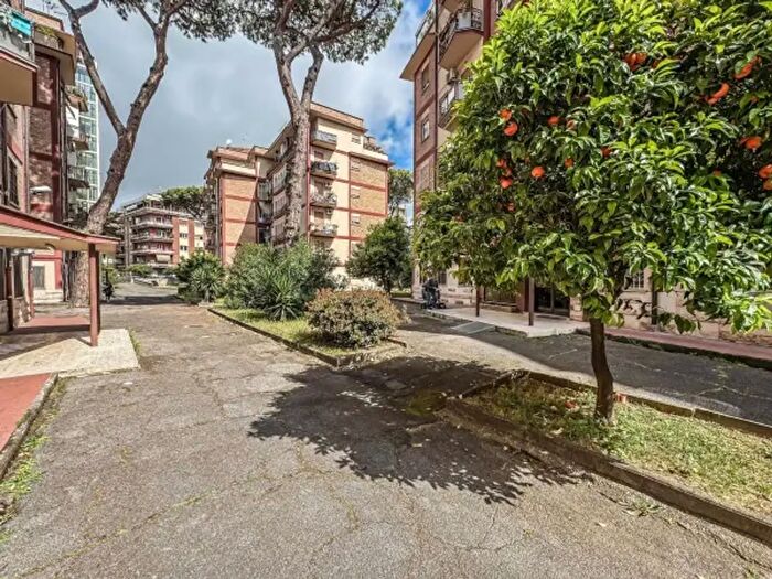 Appartamento trilocale in vendita in Via Ferdinando Acton, Roma