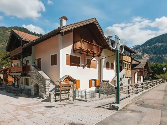Appartamento trilocale in vendita in Strèda De Cercenà, Campitello Di Fassa