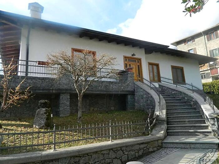 Casa trilocale in vendita in Via Milano Tresivio Sondrio, Tresivio