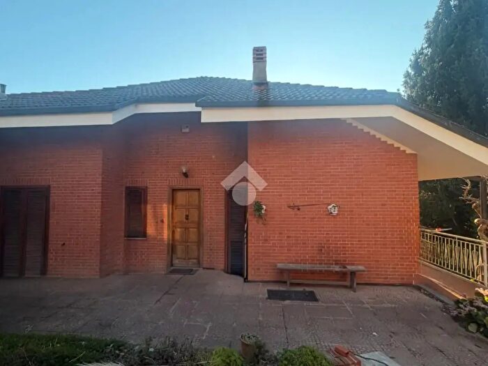 Casa con 8 locali in vendita in Strada San Raffaele, Castagneto Po