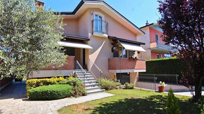 Casa quadrilocale in vendita in Via G Mazzini Misinto, Misinto