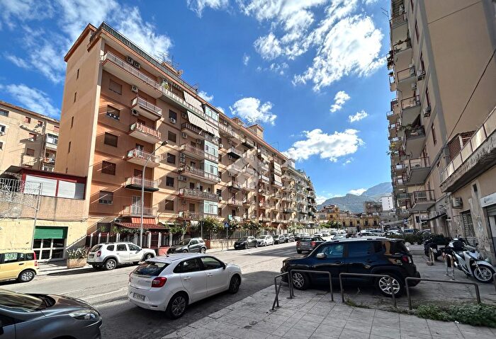 Appartamento trilocale in vendita in Via Giovanni Campisi, Palermo